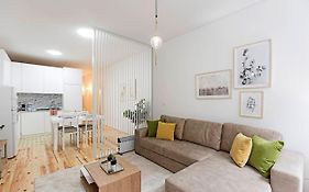 Loios 1Br Flat Downtown By Lovelystay